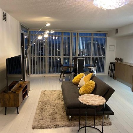 Cozy Open Concept 2Br 2Bath W/Parking -Jays/Cn Daire Toronto Dış mekan fotoğraf
