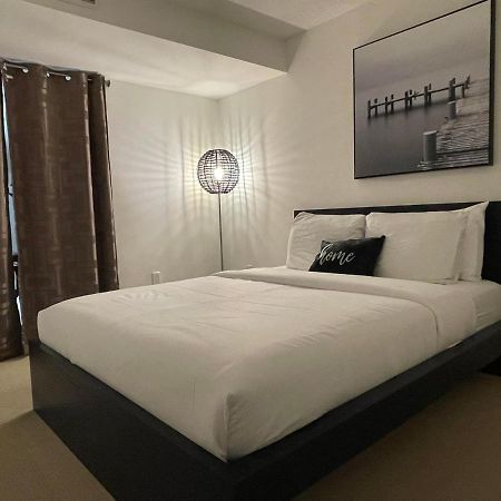 Cozy Open Concept 2Br 2Bath W/Parking -Jays/Cn Daire Toronto Dış mekan fotoğraf