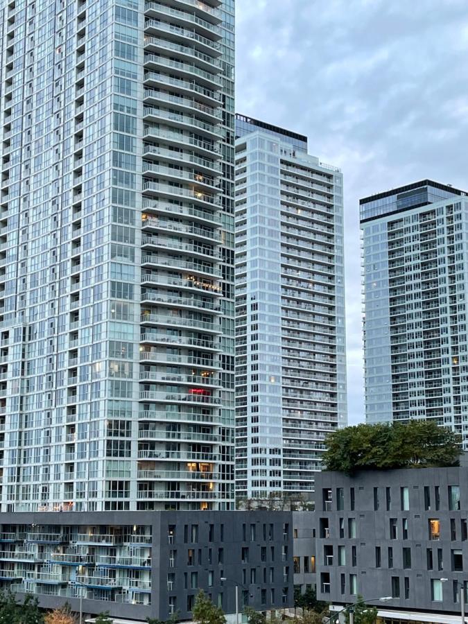 Cozy Open Concept 2Br 2Bath W/Parking -Jays/Cn Daire Toronto Dış mekan fotoğraf