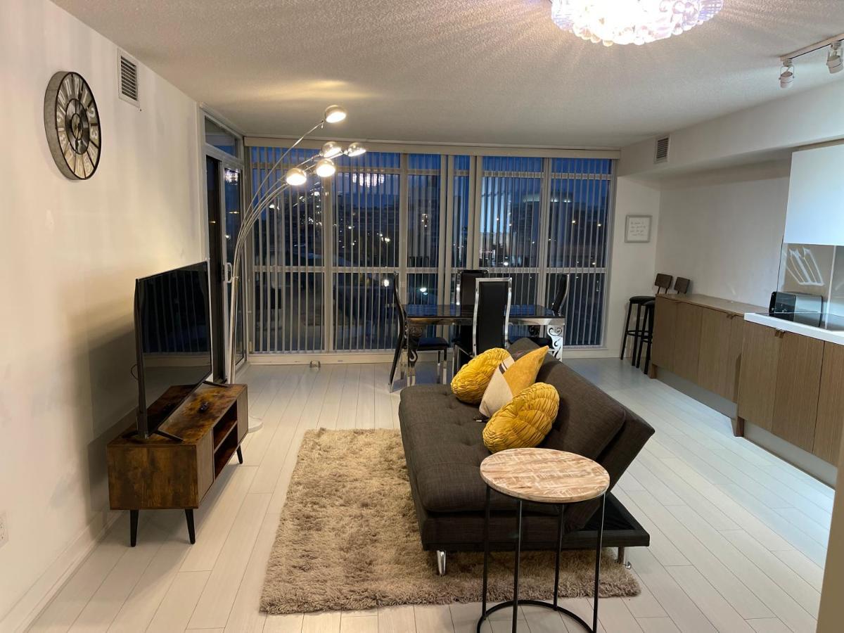 Cozy Open Concept 2Br 2Bath W/Parking -Jays/Cn Daire Toronto Dış mekan fotoğraf