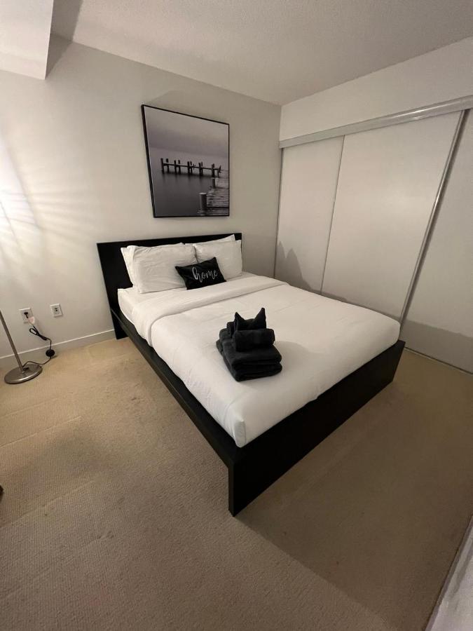 Cozy Open Concept 2Br 2Bath W/Parking -Jays/Cn Daire Toronto Dış mekan fotoğraf