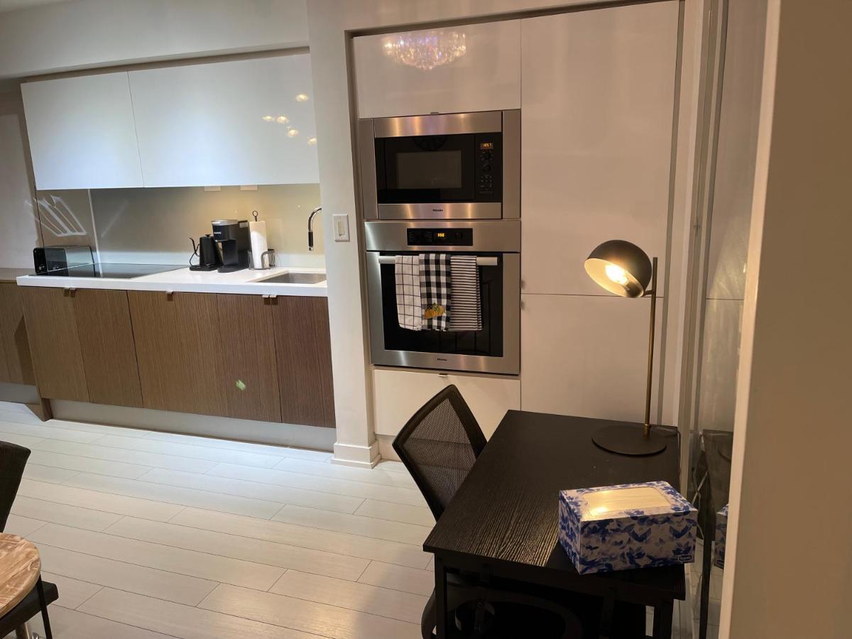 Cozy Open Concept 2Br 2Bath W/Parking -Jays/Cn Daire Toronto Dış mekan fotoğraf