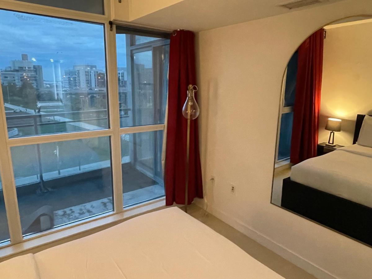 Cozy Open Concept 2Br 2Bath W/Parking -Jays/Cn Daire Toronto Dış mekan fotoğraf