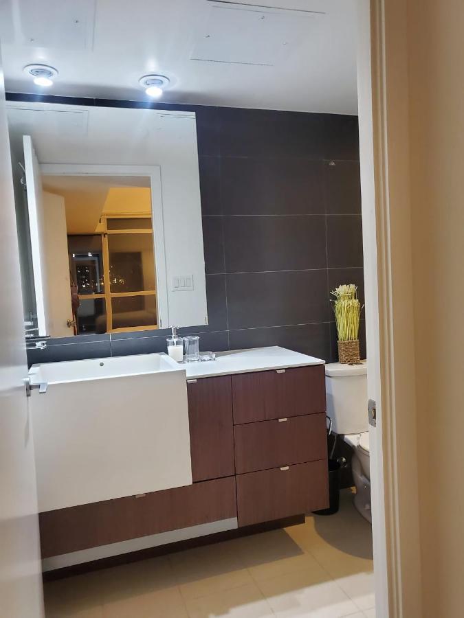 Cozy Open Concept 2Br 2Bath W/Parking -Jays/Cn Daire Toronto Dış mekan fotoğraf