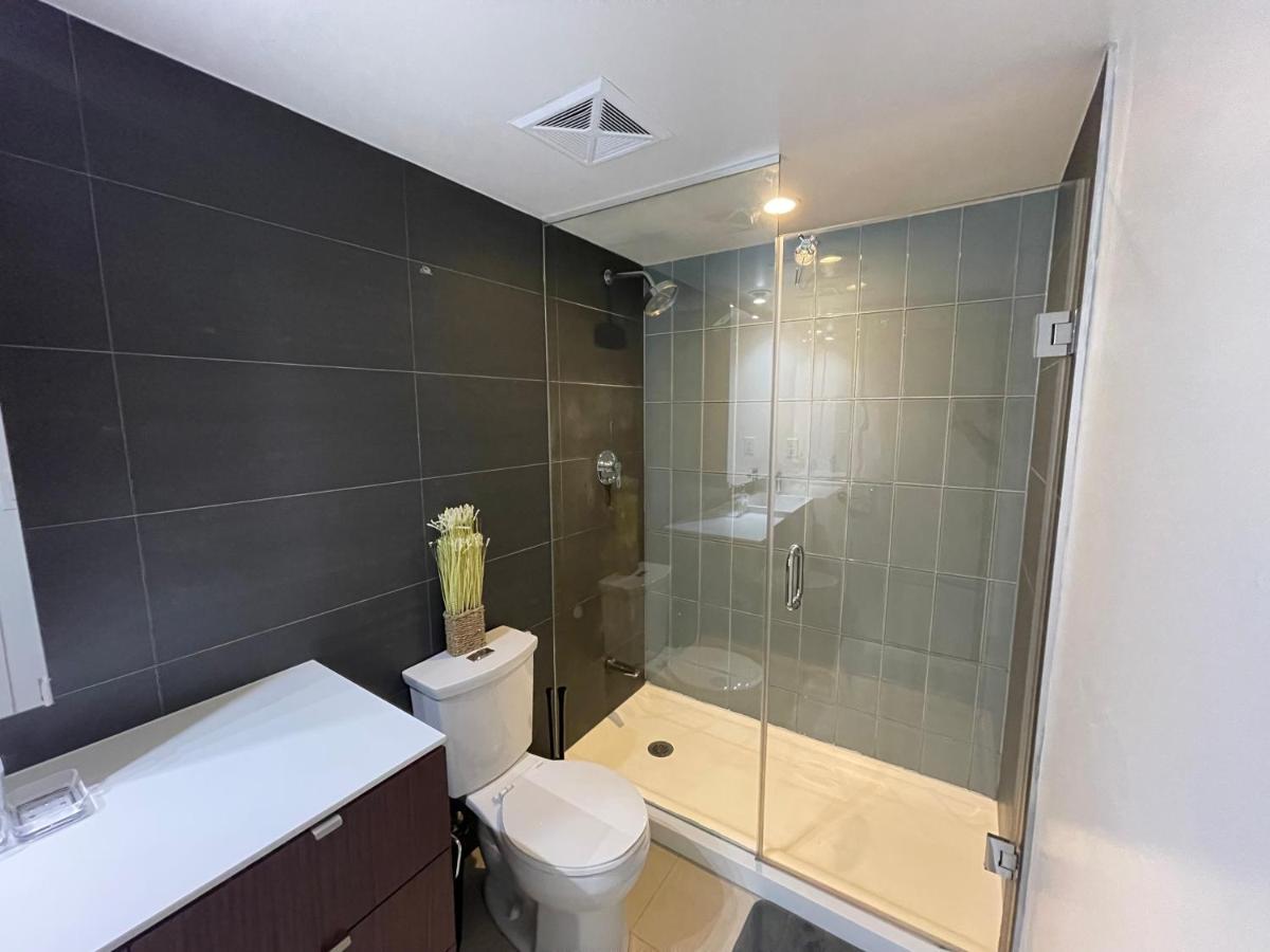 Cozy Open Concept 2Br 2Bath W/Parking -Jays/Cn Daire Toronto Dış mekan fotoğraf