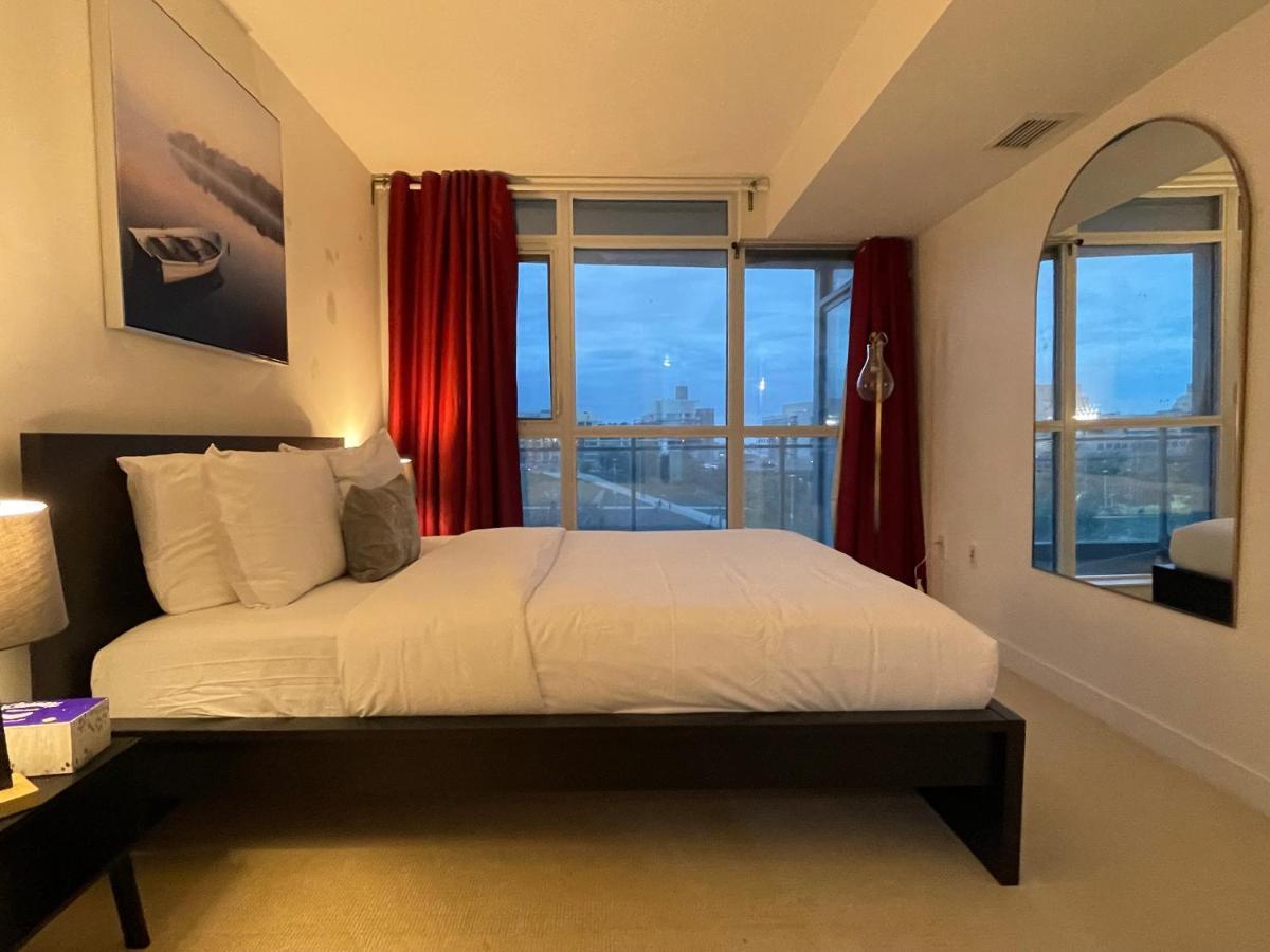 Cozy Open Concept 2Br 2Bath W/Parking -Jays/Cn Daire Toronto Dış mekan fotoğraf