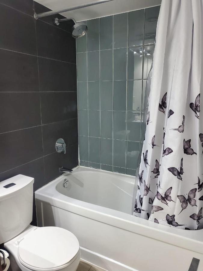 Cozy Open Concept 2Br 2Bath W/Parking -Jays/Cn Daire Toronto Dış mekan fotoğraf