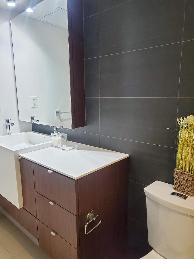 Cozy Open Concept 2Br 2Bath W/Parking -Jays/Cn Daire Toronto Dış mekan fotoğraf